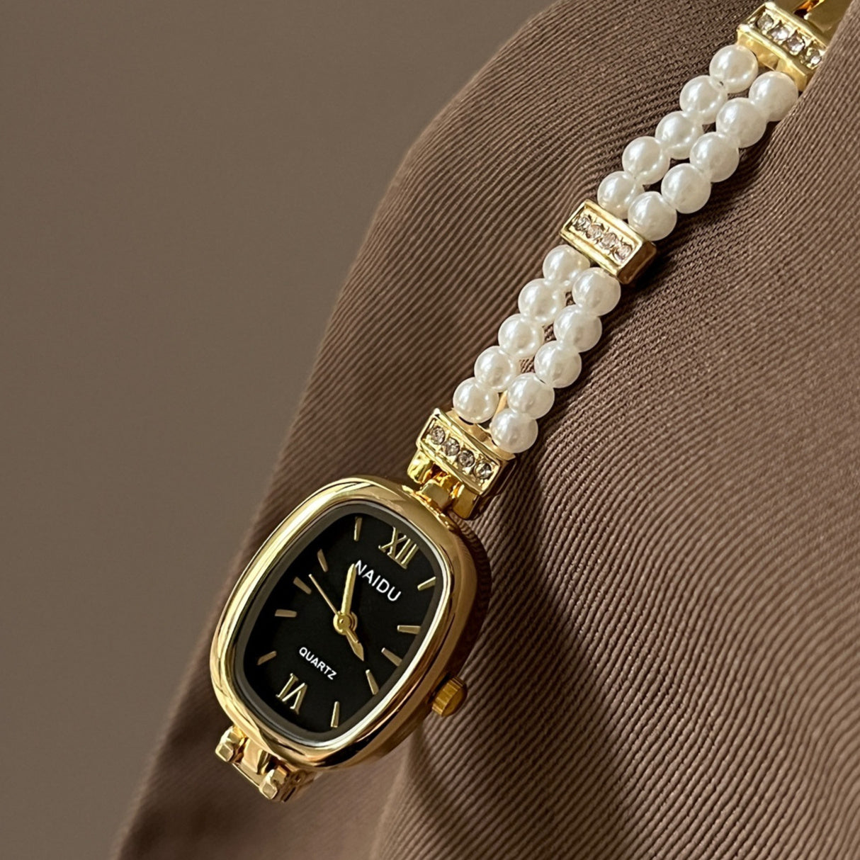 Relógio feminino oval com disco simples e fashion de pérola