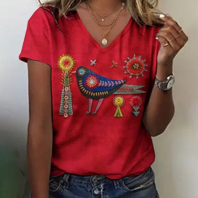 Camiseta feminina com estampa floral e pássaro, gola V e manga curta