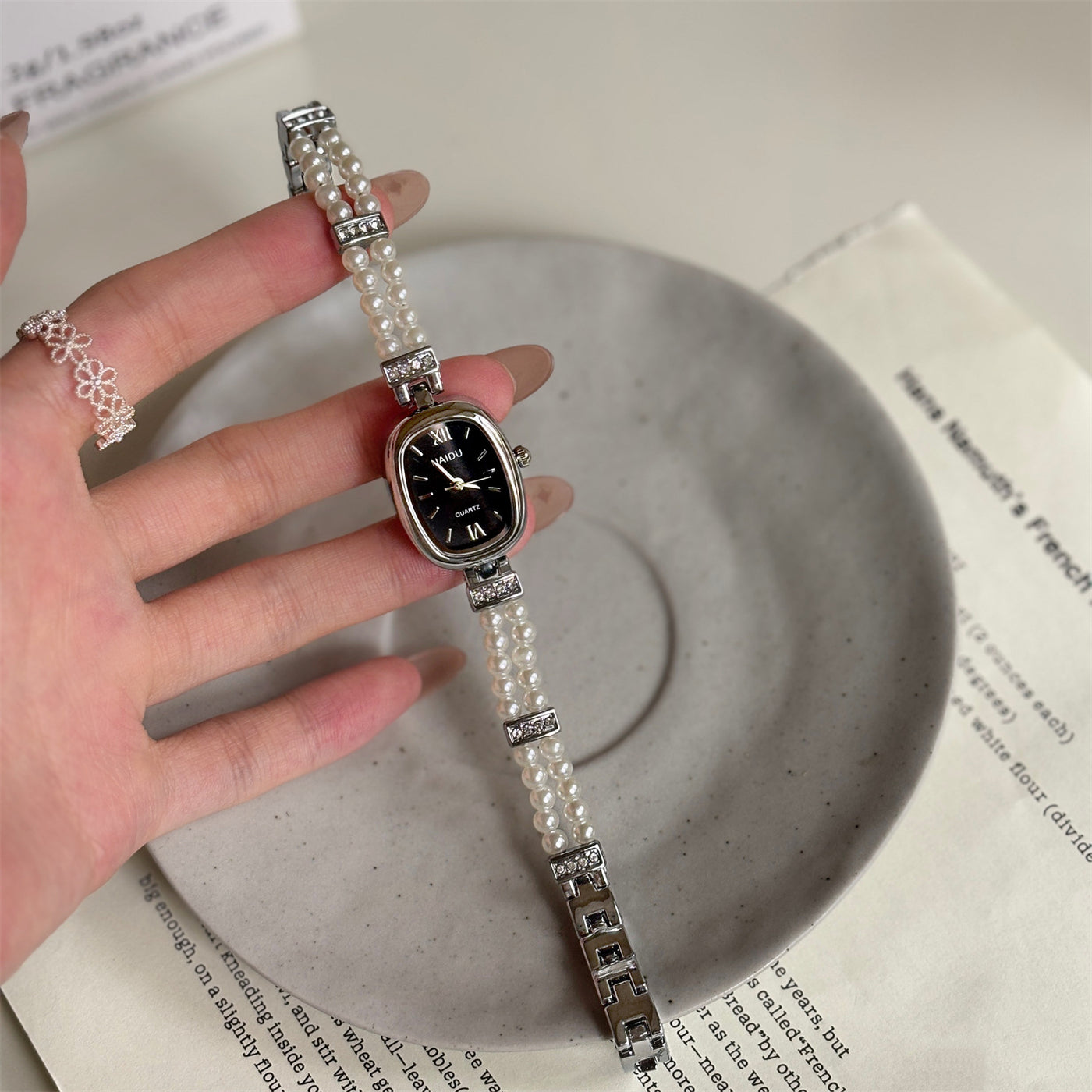 Relógio feminino oval com disco simples e fashion de pérola